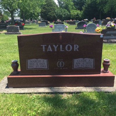 Double upright memorial with wedding rings in red granite
